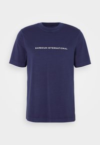 Tricou din bumbac de culoare bleumarin, cu mâneci scurte, guler rotund și text alb "BARBOUR INTERNATIONAL" imprimat pe piept.