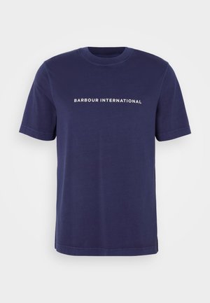 Tumesinine puuvillane T-särk lühikeste varrukatega, ümmargune kaelaaugu ja valge tekstiga "BARBOUR INTERNATIONAL", mis on trükitud rinna peale.