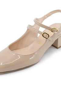 Pantofole in pelle verniciata beige con punta affusolata, cinturini alla caviglia con fibbie dorate e un tacco quadrato di modesta altezza. Texture liscia con finitura lucida.