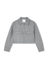 Szara krótka kurtka z długimi rękawami, z zamkiem błyskawicznym z przodu, kołnierzem oraz dwiema kieszeniami na klatce piersiowej, rozmiar mały.