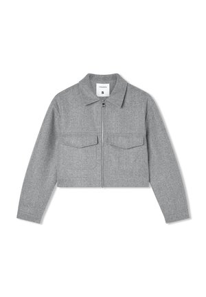 Szara krótka kurtka z długimi rękawami, z zamkiem błyskawicznym z przodu, kołnierzem oraz dwiema kieszeniami na klatce piersiowej, rozmiar mały.