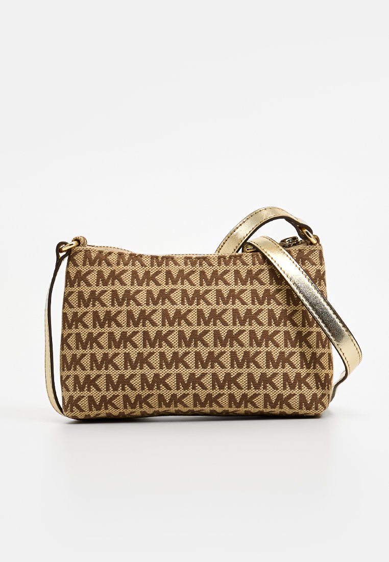 Bolso marrón con estampado y herrajes en tono dorado, que cuenta con una correa de hombro y forma rectangular. Hecho de un tejido duradero.