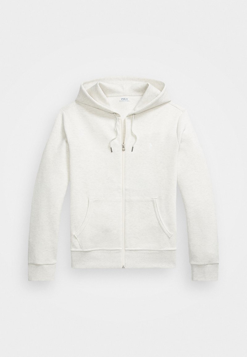 Sudadera con cremallera de color gris claro, hecha de un tejido suave, con un bolsillo frontal, capucha con cordón y puños acanalados. Presenta un pequeño logo en el pecho.