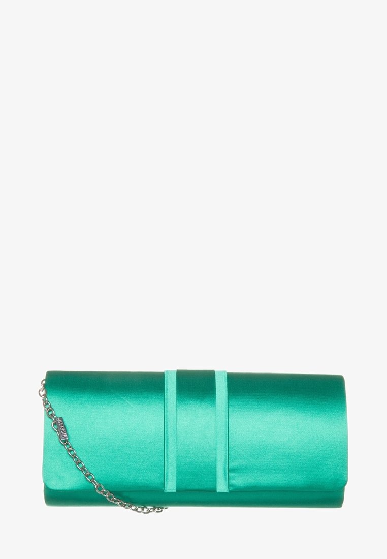 Pochette en satin bleu sarcelle avec un design plié simple et une bandoulière en chaîne argentée attachée sur le côté gauche.