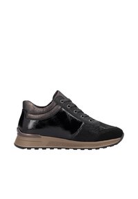 Chaussure de sport noire avec une texture brillante, dotée de lacets, d'un talon renforcé et d'une semelle extérieure brune contrastante pour la stabilité et l'adhérence.