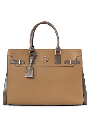 Suorakaiteen muotoinen vaaleanruskea ja tummanruskea nahkainen käsilaukku, jossa on kaksinkertaiset kahvat, etupuolen hihnat, pieni roikkuva lappu ja pyöreä metallinen logomerkkki.