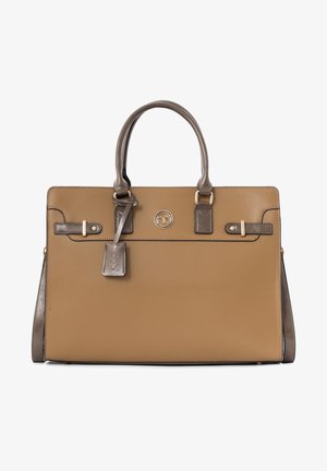 Bolso rectangular de cuero marrón claro y marrón oscuro con doble asa, correas delanteras, una pequeña etiqueta colgante y un emblema circular metálico con el logo.