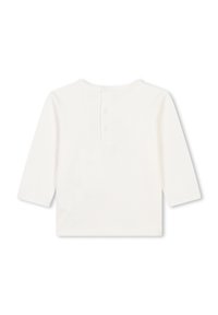 Haut blanc à manches longues avec un col rond et une fermeture à trois boutons à l'arrière. Texture douce, design simple et sans motifs visibles.