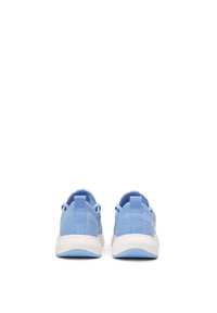 Scarpe sportive azzurro chiaro con tomaia in rete traspirante, intersuola bianca e suola in gomma texturizzata. Presentano linguette per un facile indosso.