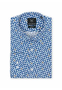 Niebieska slim-fit koszula z geometrycznym wzorem w odcieniach niebieskiego, białego i brązowego, z kołnierzykiem w kształcie ostrego oraz białymi guzikami z przodu.