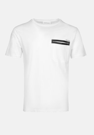 Witte katoenen t-shirt met ronde hals, korte mouwen, heeft een zwarte zak met twee witte strepen en een label met de tekst "PIER ONE."