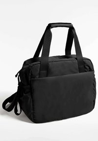 Borsa nera imbottita con doppio manico superiore, tracolla regolabile, tasca esterna con zip e superficie liscia. Forma rettangolare compatta.
