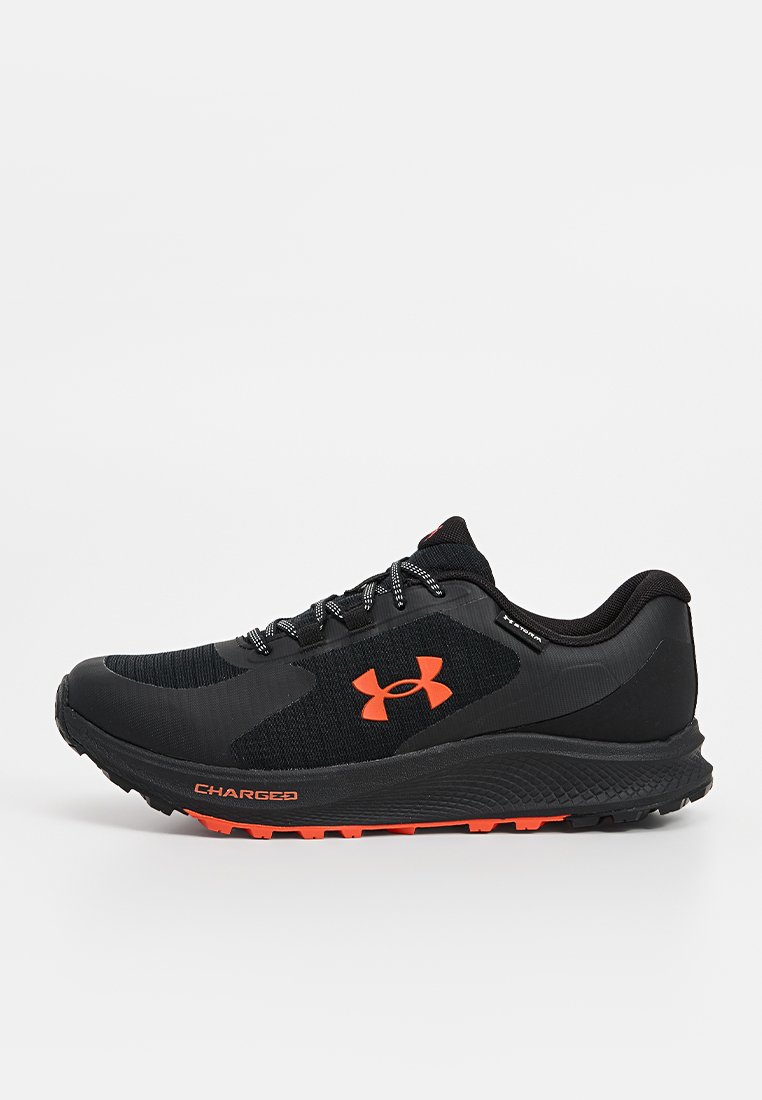 Chaussure de course noire avec des accents orange, présentant une tige en maille, un matériau synthétique texturé, un bout arrondi et une semelle extérieure robuste pour une meilleure traction.