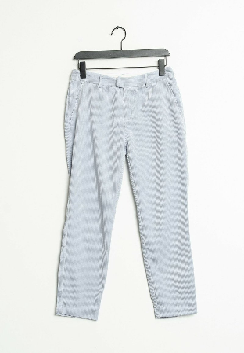 Ljusblå corduroybyxor med smal passform, vertikal ribbad struktur, två sidofickor och platt midja. Hänger från en svart klädgalge.