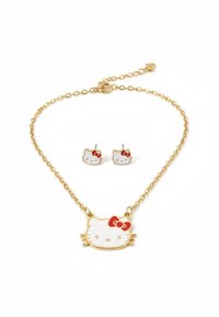 Gouden sieradenset met een kettinghalsketting met een Hello Kitty hanger en bijpassende studs. De hanger heeft een witte gezicht en een rode strik.