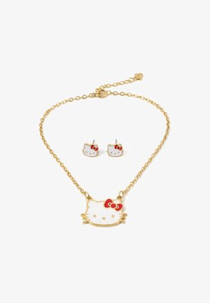 Gouden sieradenset met een kettinghalsketting met een Hello Kitty hanger en bijpassende studs. De hanger heeft een witte gezicht en een rode strik.