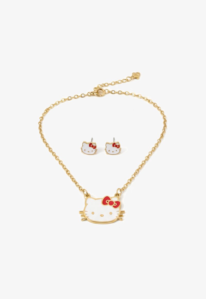 Gouden sieradenset met een kettinghalsketting met een Hello Kitty hanger en bijpassende studs. De hanger heeft een witte gezicht en een rode strik.