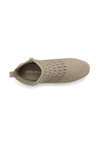 Botín beige hasta el tobillo con diseño perforado, textura suave y punta afilada. Cuenta con un zipper lateral y una lengüeta en el tacón para facilitar su uso.