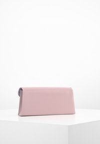 Roze vinyl clutch bag met een rechthoekige vorm, een gladde textuur en een klep sluiting. Heeft een minimalistisch ontwerp zonder zichtbare hardware.