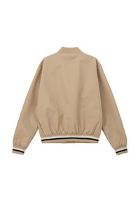 Beżowa kurtka bombowiec wykonana z gładkiego materiału, z prążkowanym kołnierzem i mankietami oraz czarno-białymi paskami na dole. Widok z tyłu.