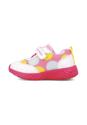 Zapatillas infantiles con parte superior de malla blanca, acentos de lunares rosas y amarillos, y suela de goma texturizada rosa. Presenta una correa de velcro.
