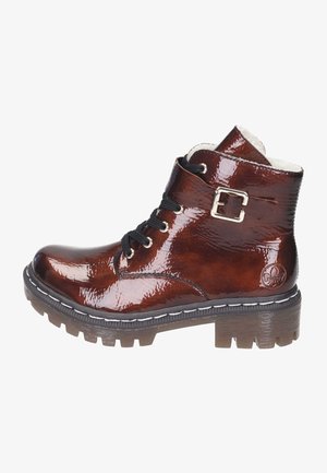 Bruine glanzende leren enkellaarsjes met een ronde neus, zwarte veters, een gespdetail en een gestructureerde rubbersole.