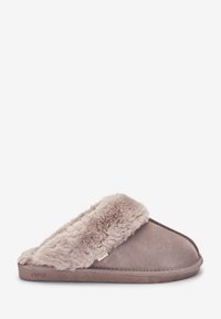 Szare zamszowe klapki z puszystym futerkiem faux fur na kołnierzu, łatwe do zakładania, z płaską podeszwą dla wygody. Widoczna metka marki z boku.