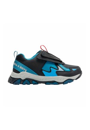 Scarpa sportiva nera con accenti blu, tomaia in rete, collo imbottito, cinturino con chiusura a strappo e linguetta rossa. Suola in gomma con battistrada testurizzato.
