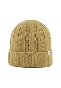 Bruine gebreide beanie met verticale ribbels en omgeslagen rand, met een klein wit label met een rode esdoornblad aan de zijkant.
