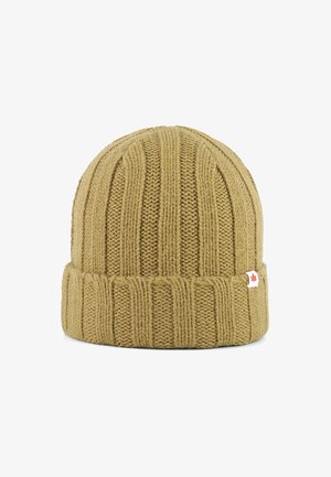 Smeđi pleteni beanie s vertikalnim rebrastim uzorkom i preklopom, s malom bijelom etiketom na kojoj je crveni javorov list sa strane.