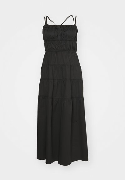 Sort maxi kjole med tynde justerbare stropper, rynket bodice og lagdelt, flydende design. Glat stof med subtil tekstur.
