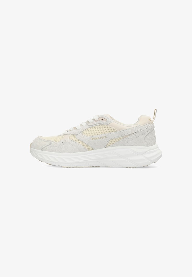 Scarpe sportive di un leggero beige realizzate in mesh e suede. Presentano un design testurizzato, una suola in gomma bianca e un logo discreto sul lato.
