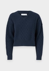 Granatowy sweter z dzianiny z dekoltem w serek, teksturowanym wzorem diamentów oraz ściągaczami przy mankietach i dolnej krawędzi. Krótki krój z długimi rękawami.