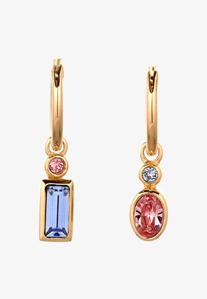 Goldfarbene Creolen mit einem blauen rechteckigen Stein, einem pinken runden Stein und einem pinken ovalen Stein in einem zweifarbigen Design.