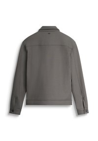 Chaqueta gris con un patrón de espiga texturizado. Presenta un cuello, mangas con botones y un corte recto. Diseño minimalista, sin marcas visibles.