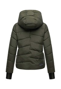 Olivgrön puffjacka med huva, har quiltad design, elastiska manschetter och en varumärkeslogo patch på nedre högra sidan.