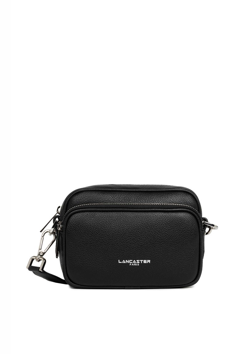 Borsa a tracolla in pelle nera con due scomparti con zip, hardware in argento e logo in rilievo "LANCASTER PARIS" sul davanti. Design rettangolare.