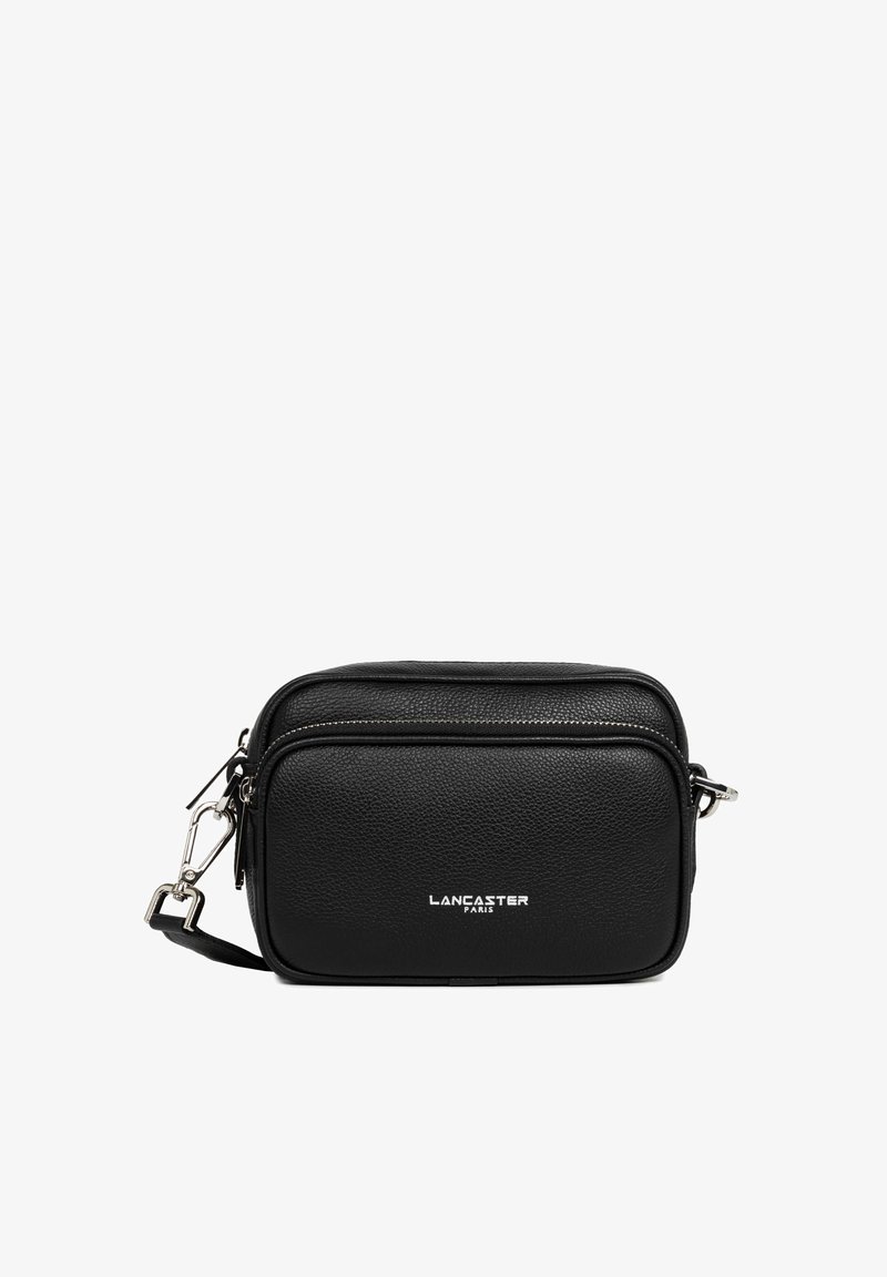 Borsa a tracolla in pelle nera con due scomparti con zip, hardware in argento e logo in rilievo "LANCASTER PARIS" sul davanti. Design rettangolare.