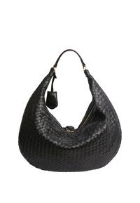 Sac en cuir tressé noir présentant une forme courbée, une bandoulière unique et une fermeture éclair dorée pour plus de fonctionnalité.