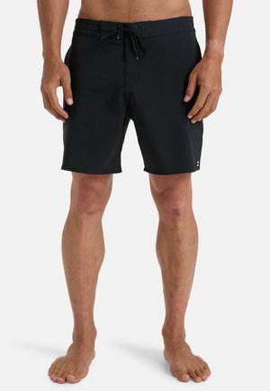 Shorts de bain noirs en matériau léger, avec une taille à cordon, des poches latérales et une texture lisse.