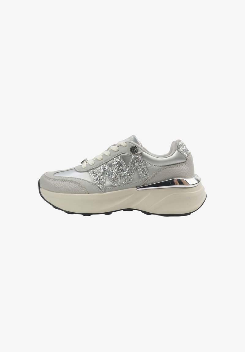 Sneaker sportivo argento con accenti glitterati, tomaia in materiale sintetico liscio, suola imbottita e striscia riflettente sul tallone.