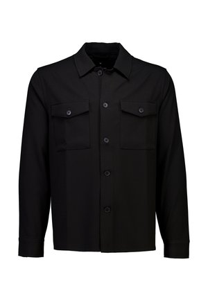 Chemise noire boutonnée avec col, deux poches poitrine, manches longues et texture lisse mate. Boutons noirs.