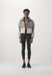 Under Armour UNSTOPPABLE JACKET - Sportovní bunda - taupe dusk/black