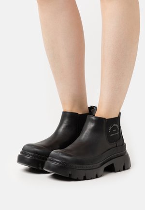 TREKKA MAX SHORT GORE BOOT - Platåstøvletter - black