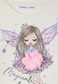 Fata con capelli lunghi, corona, ali viola, che tiene una bacchetta a forma di stella, indossando una gonna di tessuto rosa con fiori su sfondo bianco con il testo "Magico".