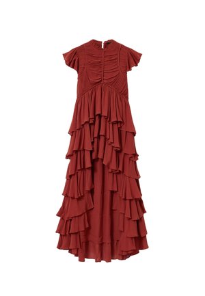 Rød, lagdelt maxikjole lavet af blødt stof. Har korte ærmer og en rynket overdel med flere flæser, der falder fra talje til søm.