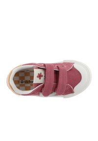 Scarpa di tela rosa con suola in gomma bianca e strap con velcro. Presenta una soletta con motivo e dettagli marrone chiaro sul tallone.