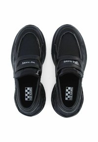 Chaussures noires à enfiler avec tige en maille, accents brillants et col rembourré. Logo "No Name" visible sur les sangles et les semelles intérieures.