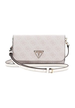 Petit sac bandoulière gris clair avec sangle réglable, surface à motifs et logo métallique triangulaire Guess sur le rabat avant.