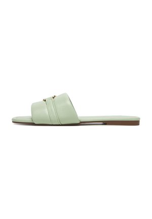 Lysegrøn flad slidesandal med bred polstret rem og brun sål, vist fra siden på hvid baggrund.